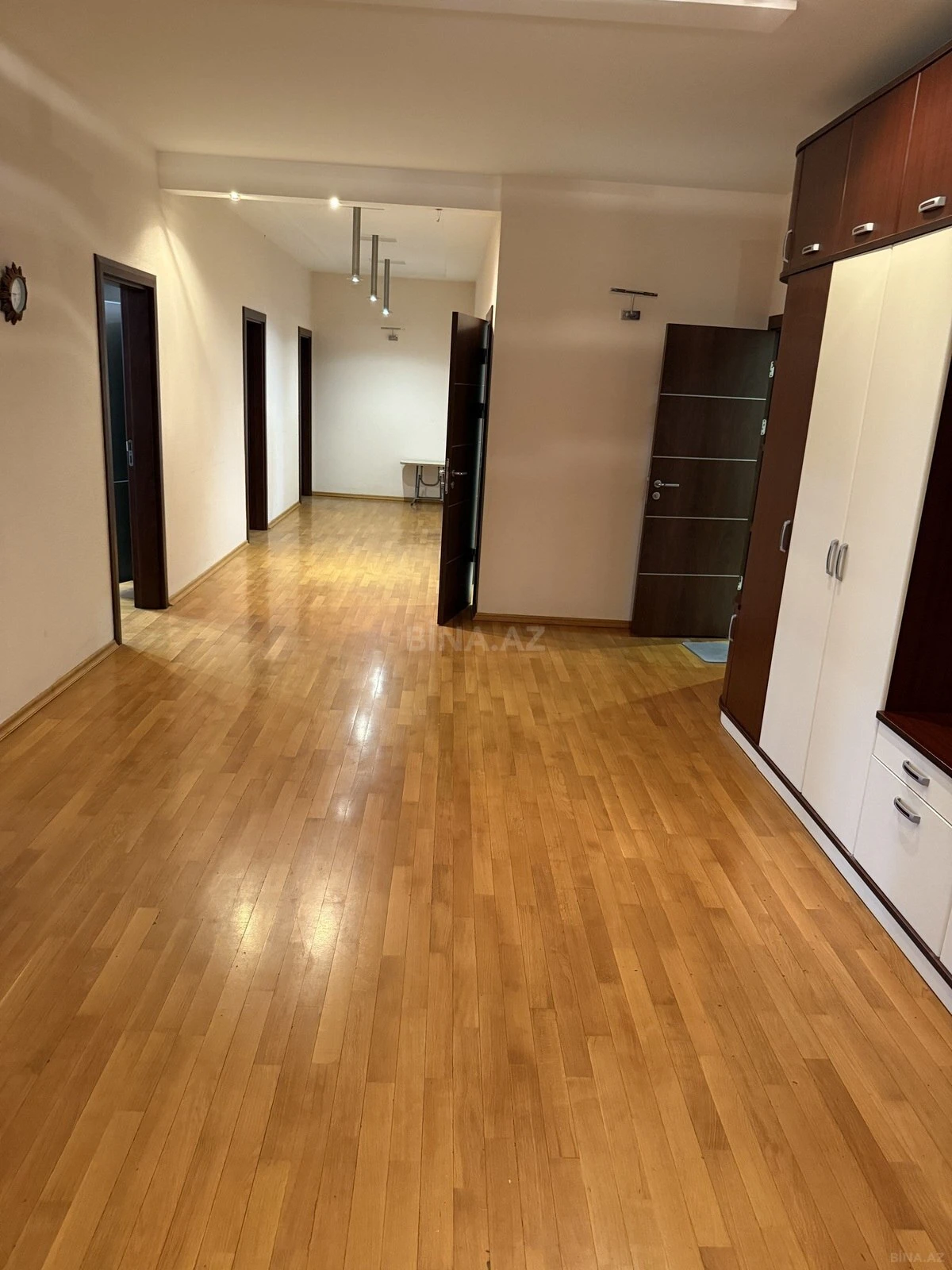 Kirayə verilir 4 otaqlı mənzil 230 m²