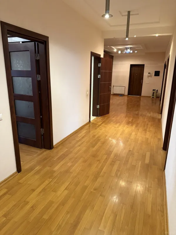 Kirayə verilir 4 otaqlı mənzil 230 m²