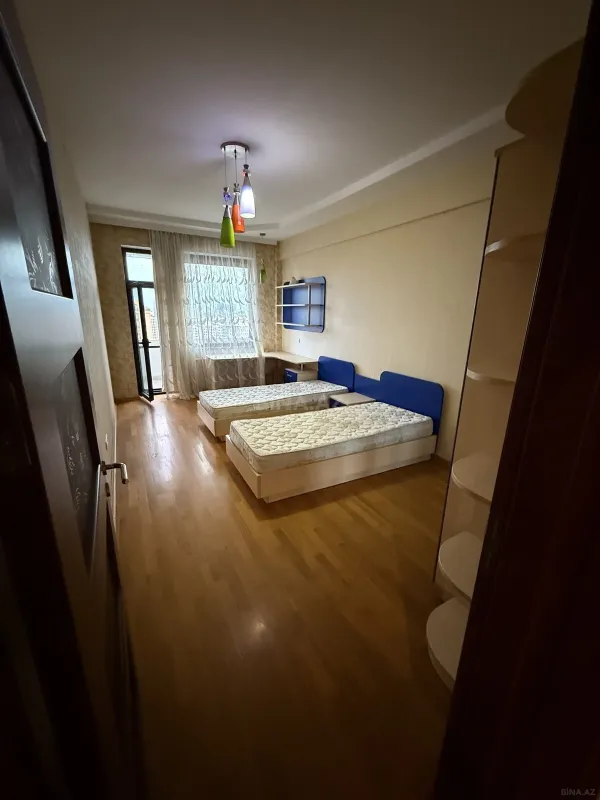 Kirayə verilir 4 otaqlı mənzil 230 m²
