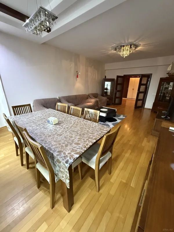 Kirayə verilir 4 otaqlı mənzil 230 m²