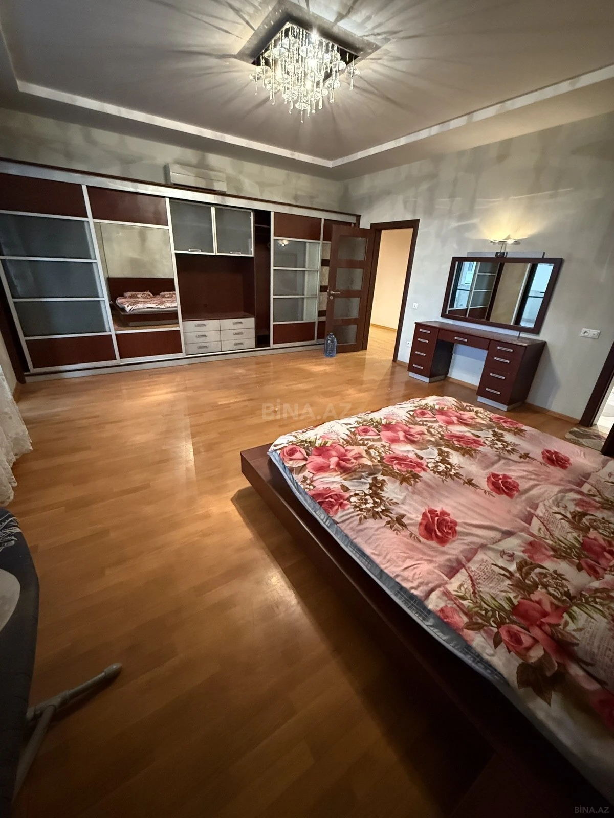 Kirayə verilir 4 otaqlı mənzil 230 m²