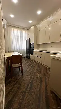 Kirayə verilir 2 otaqlı mənzil 90 m²