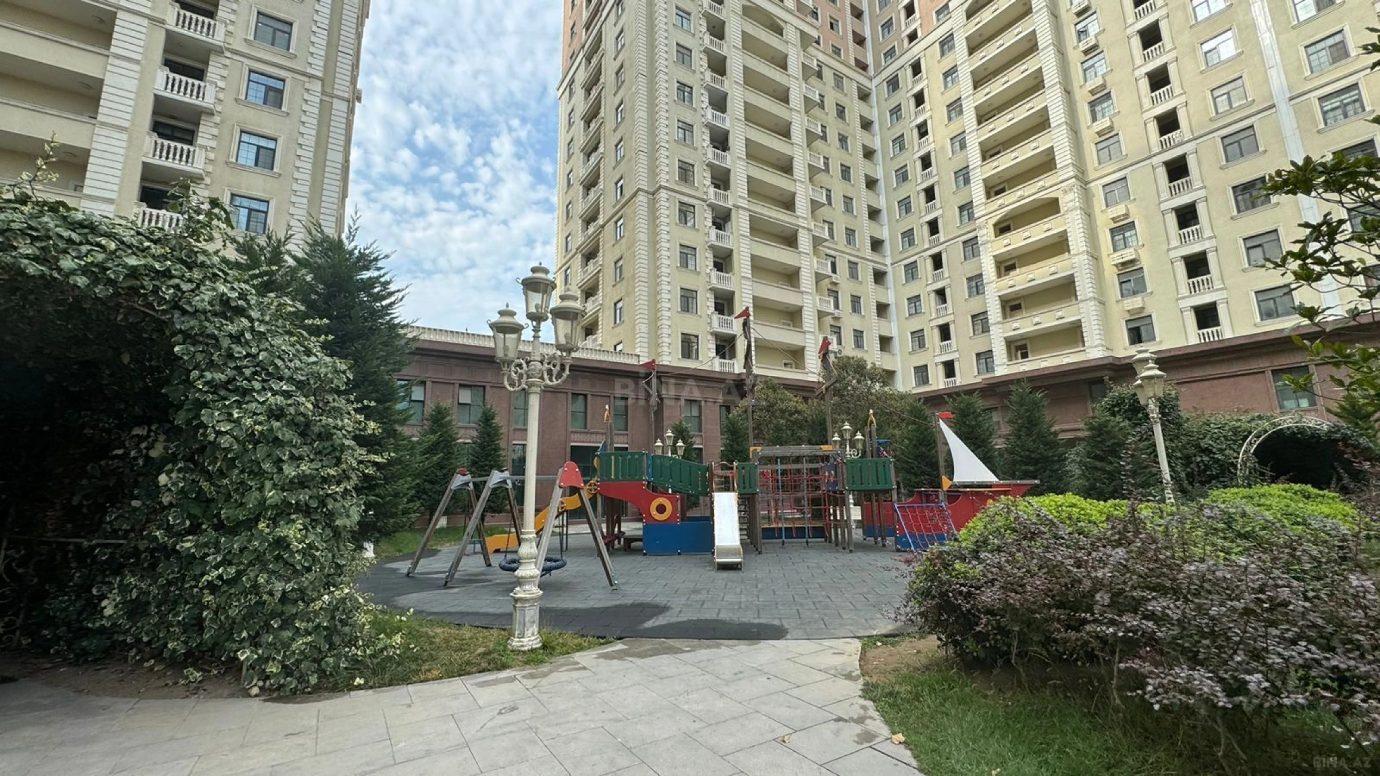 Kirayə verilir 2 otaqlı mənzil 90 m²