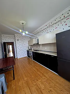 Kirayə verilir 4 otaqlı mənzil 130 m²