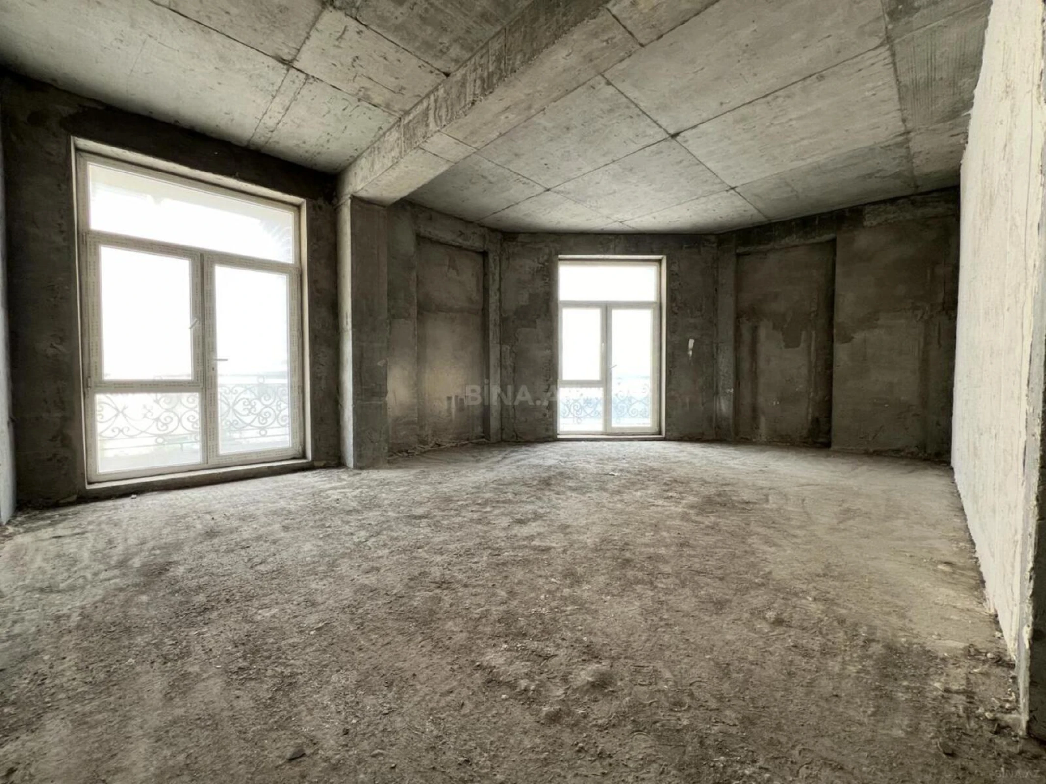 Satılır 4 otaqlı mənzil 198 m²