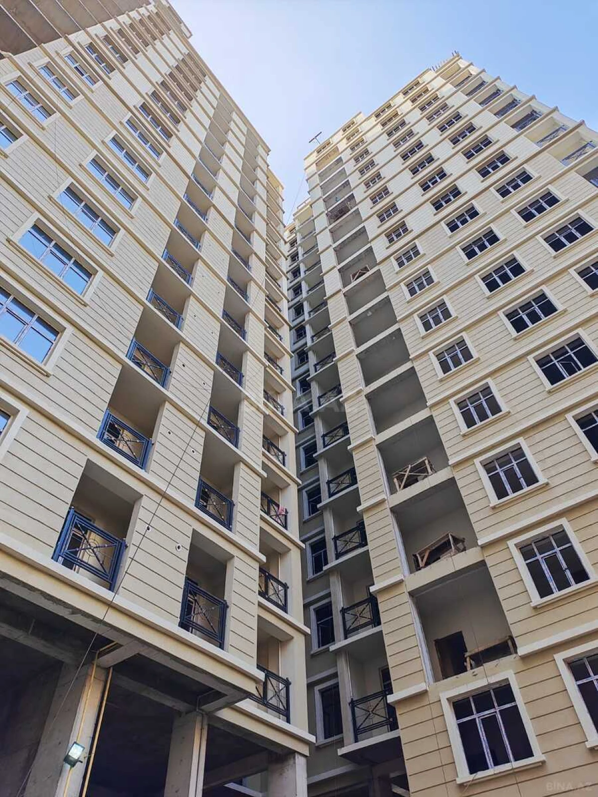 Satılır 3 otaqlı mənzil 142 m²