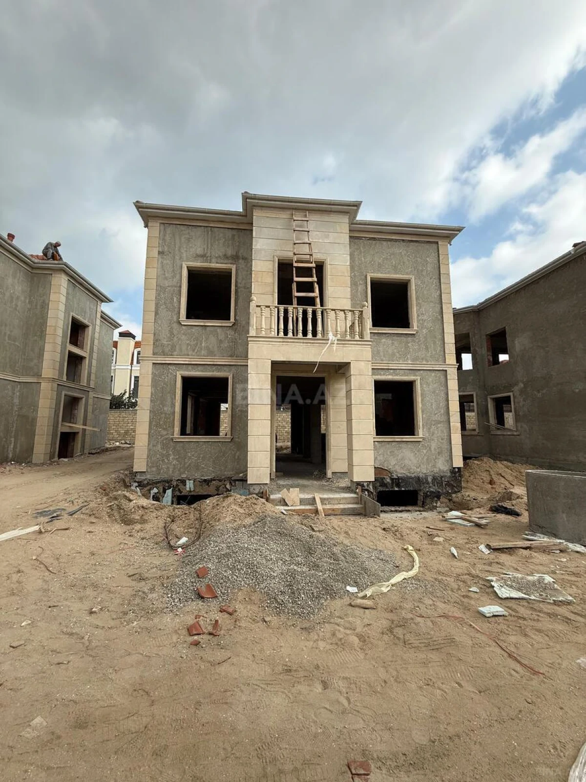 Satılır 8 otaqlı həyət evi 400 m²