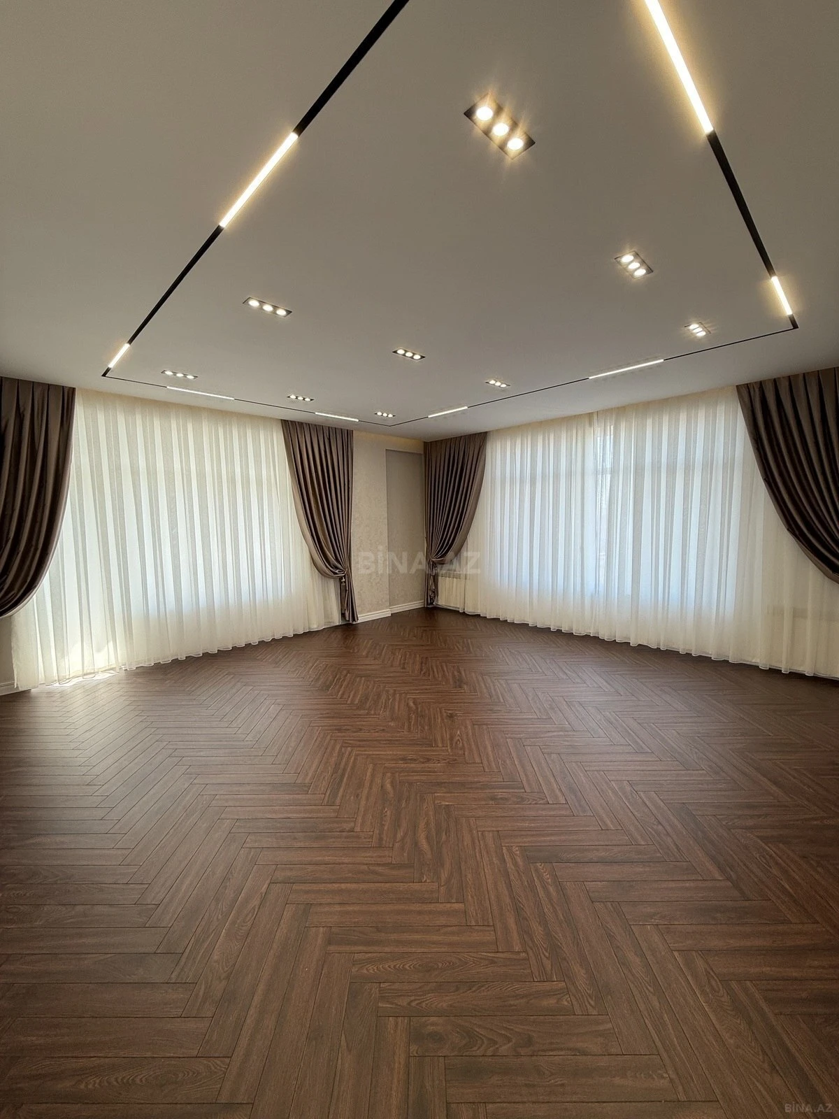 Satılır 3 otaqlı mənzil 145 m²