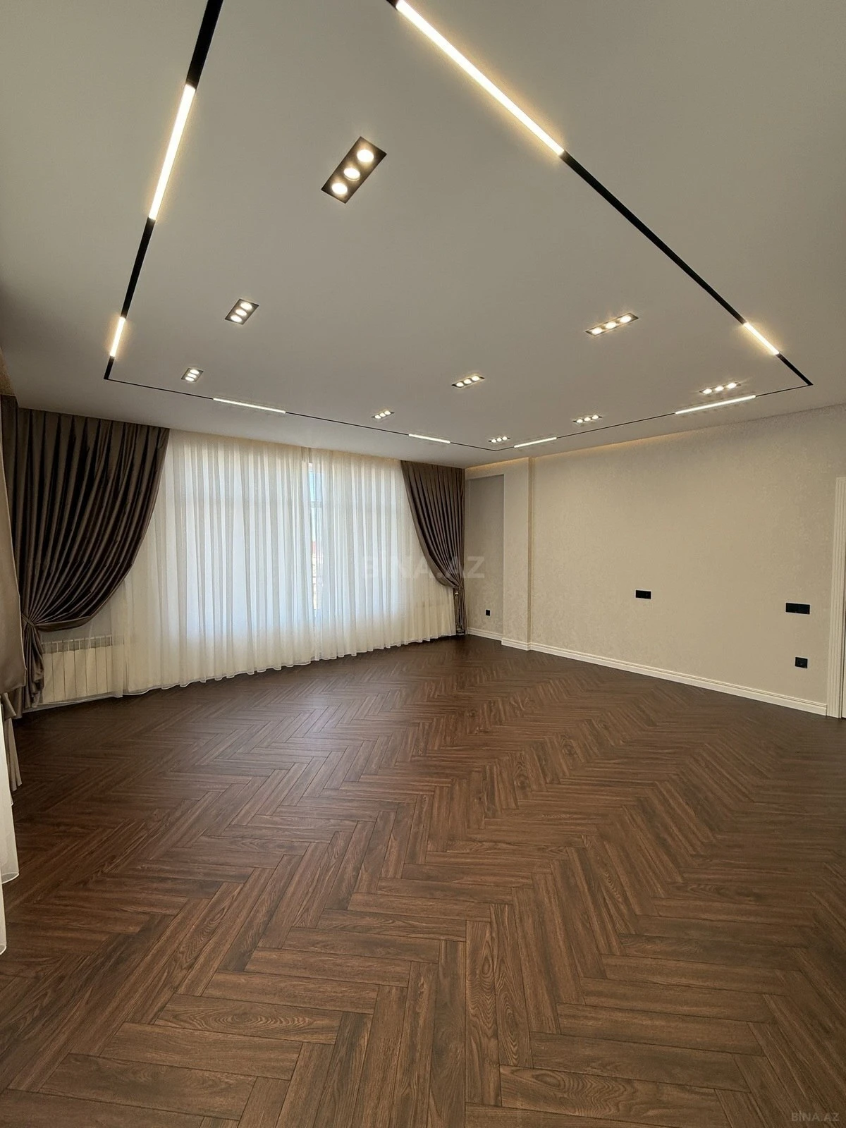 Satılır 3 otaqlı mənzil 145 m²