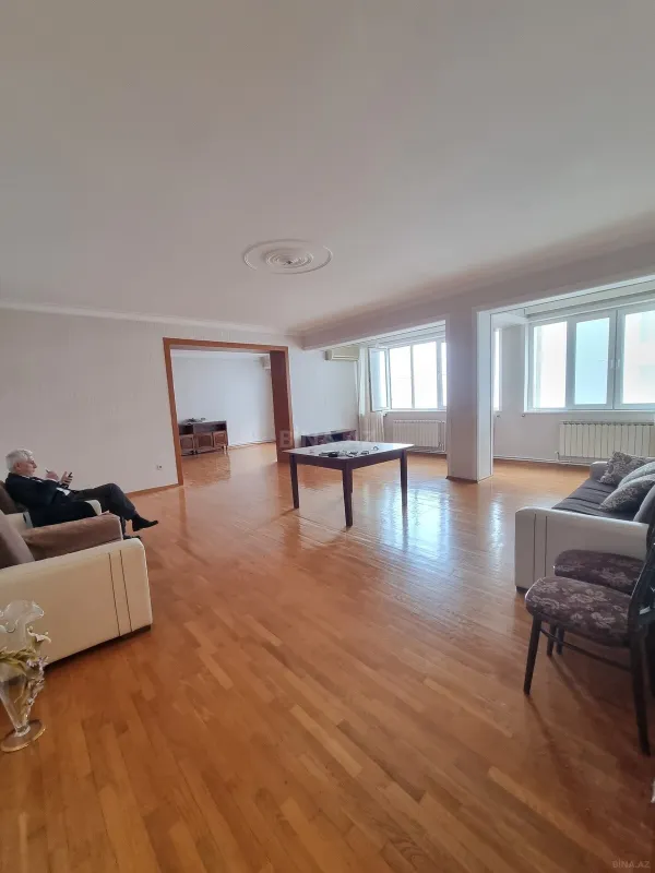 Satılır 4 otaqlı mənzil 190 m²