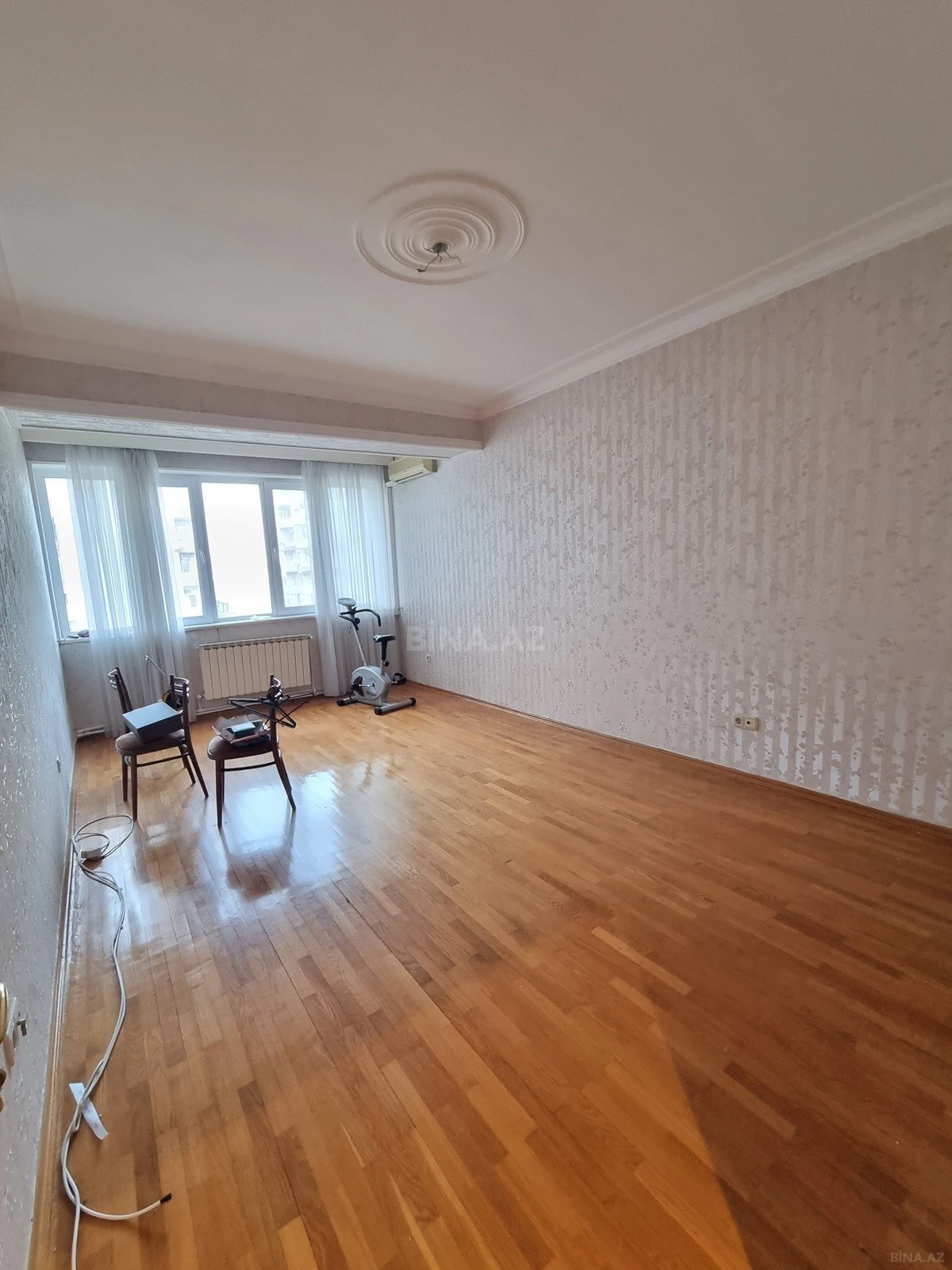 Satılır 4 otaqlı mənzil 190 m²