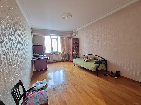 Satılır 4 otaqlı mənzil 190 m²
