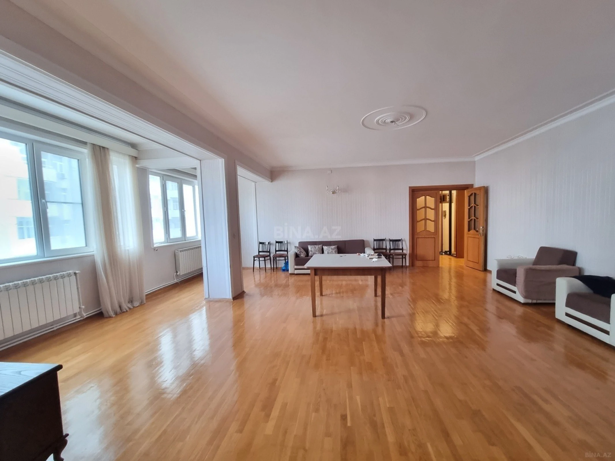 Satılır 4 otaqlı mənzil 190 m²