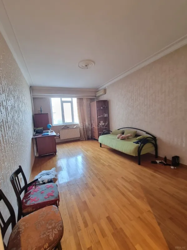 Satılır 4 otaqlı mənzil 190 m²