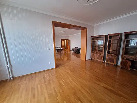 Satılır 4 otaqlı mənzil 190 m²