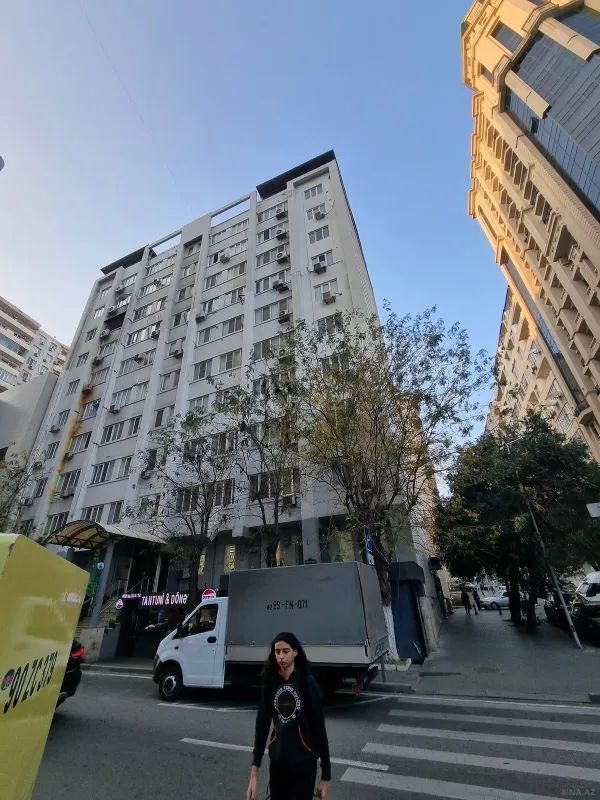 Satılır 4 otaqlı mənzil 190 m²