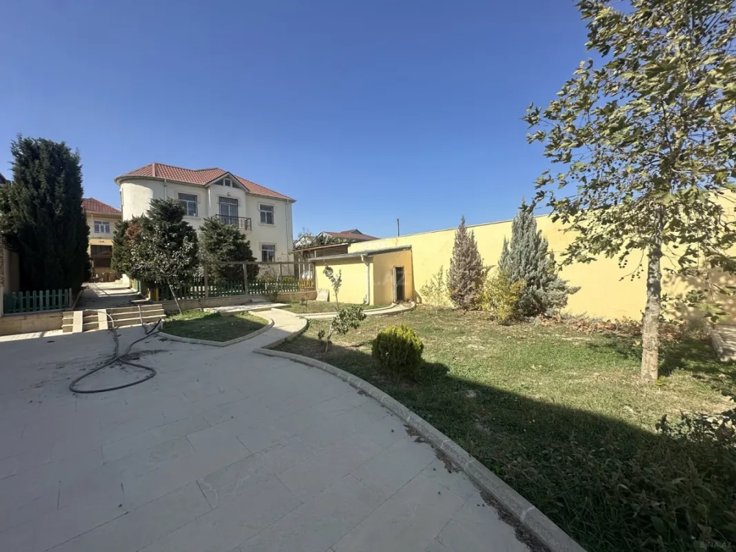 Satılır 8 otaqlı həyət evi 300 m²