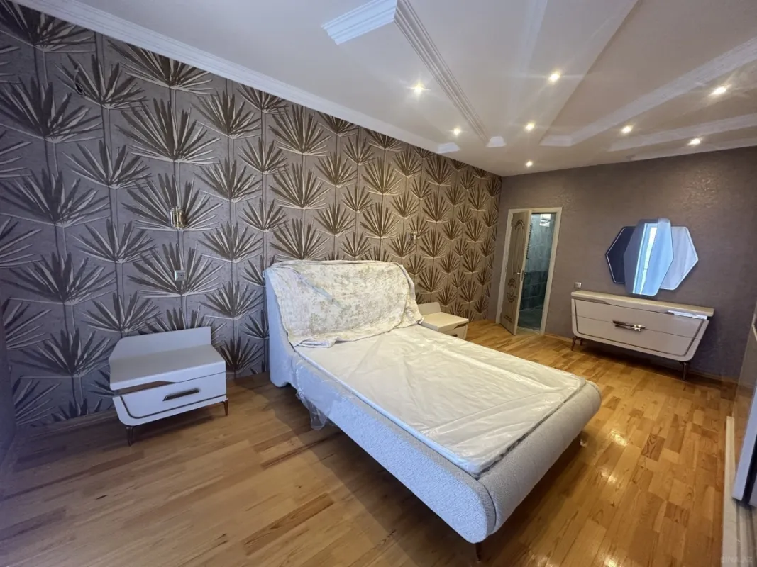 Satılır 8 otaqlı həyət evi 300 m²