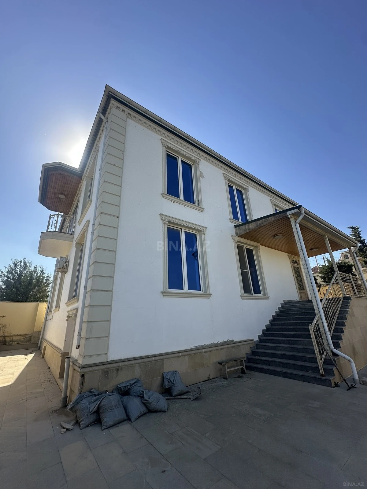 Satılır 8 otaqlı həyət evi 300 m²