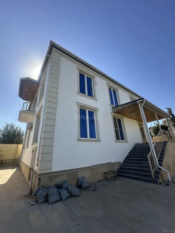 Satılır 8 otaqlı həyət evi 300 m²