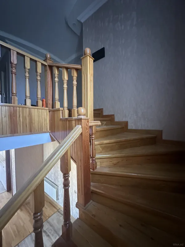 Satılır 8 otaqlı həyət evi 300 m²