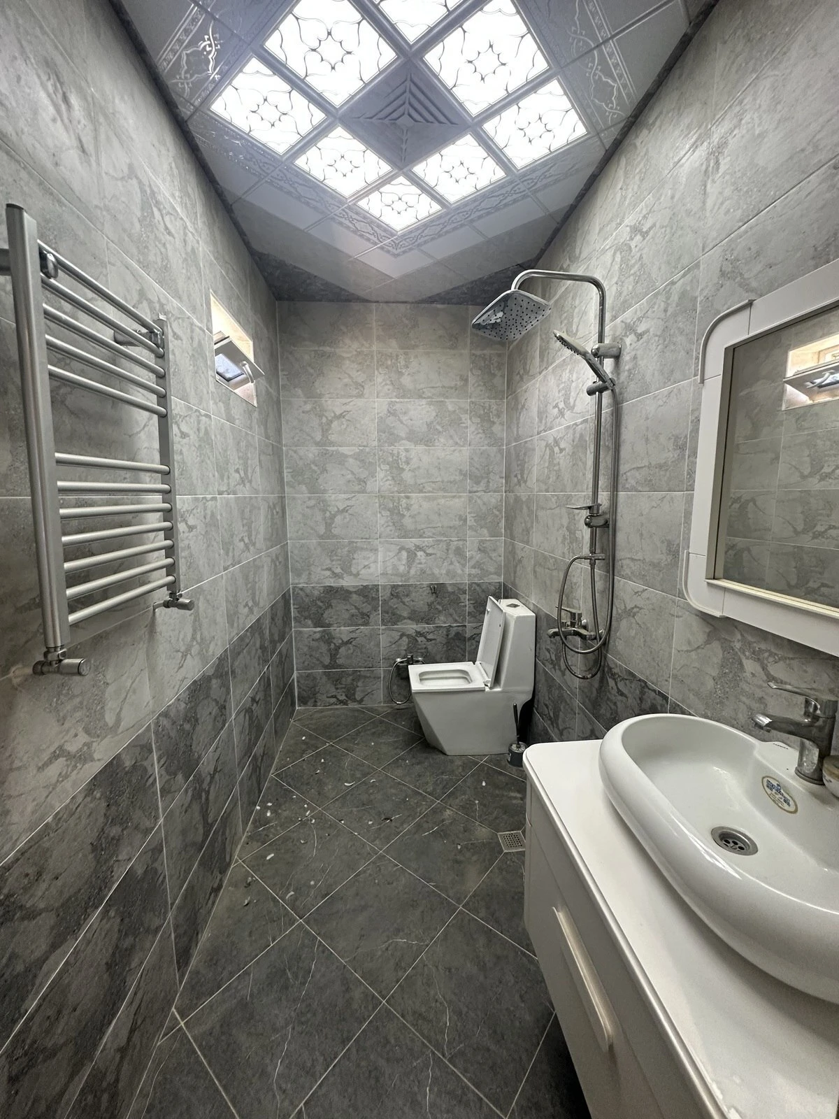 Satılır 8 otaqlı həyət evi 300 m²