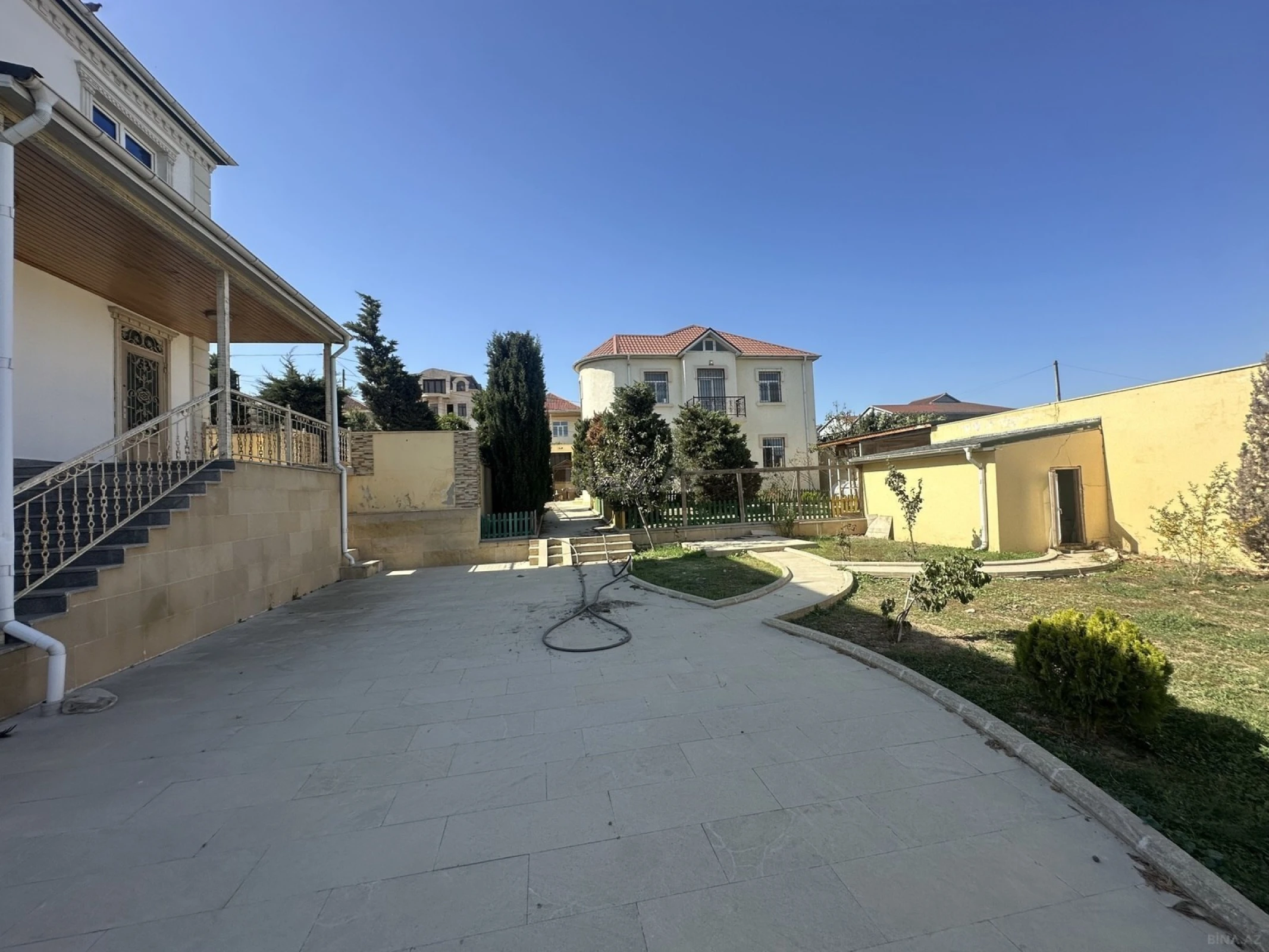 Satılır 8 otaqlı həyət evi 300 m²