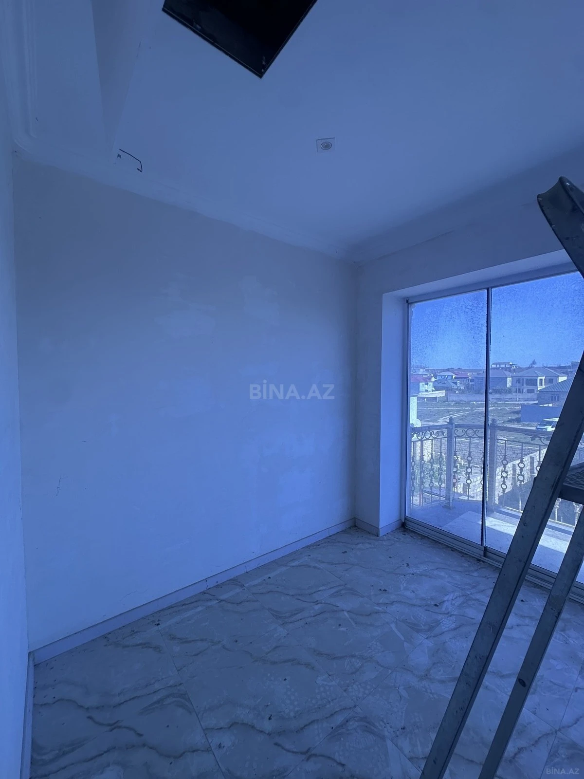 Satılır 8 otaqlı həyət evi 300 m²