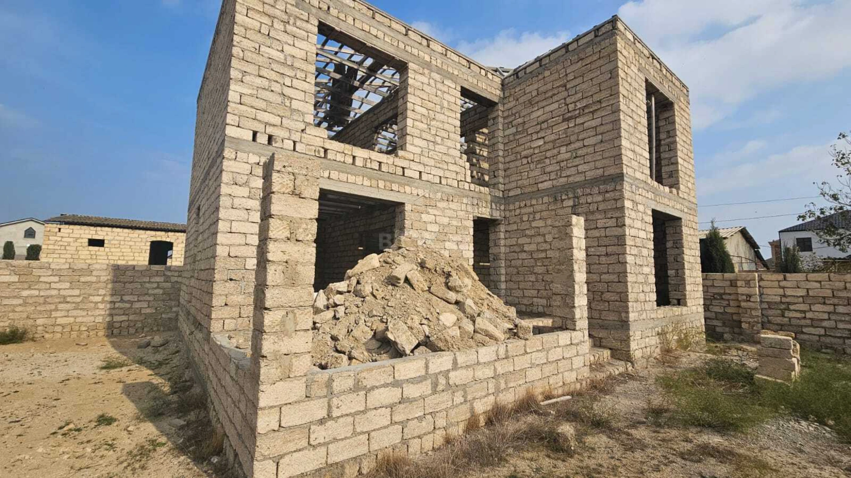 Satılır 5 otaqlı həyət evi 160 m²