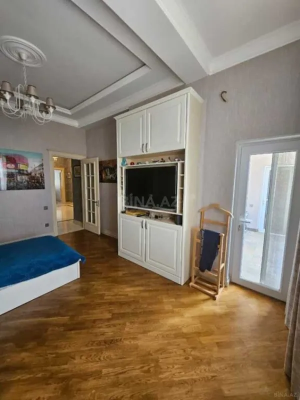 Satılır 4 otaqlı mənzil 160 m²