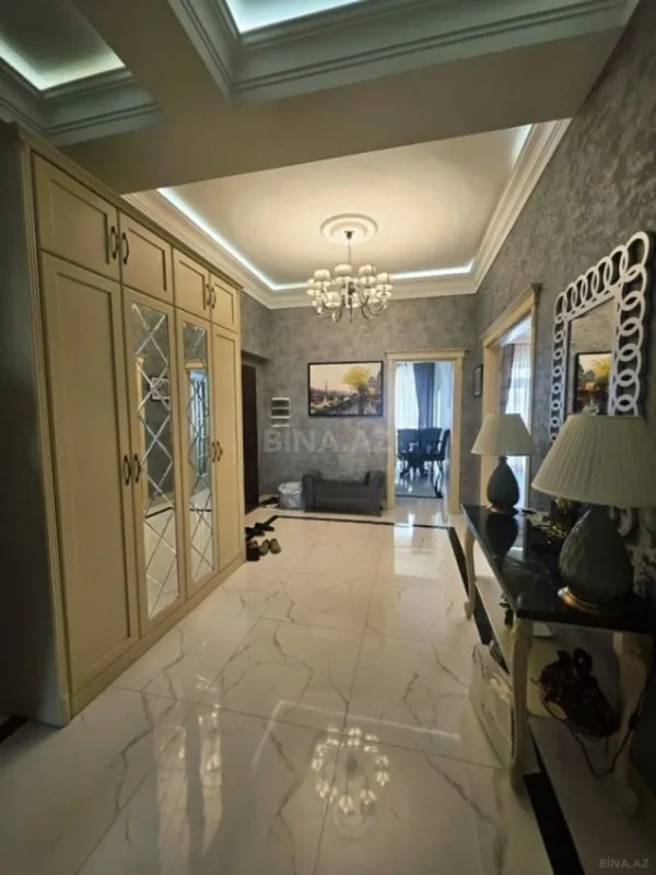 Satılır 4 otaqlı mənzil 160 m²