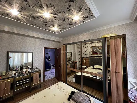 Satılır 2 otaqlı mənzil 77 m²