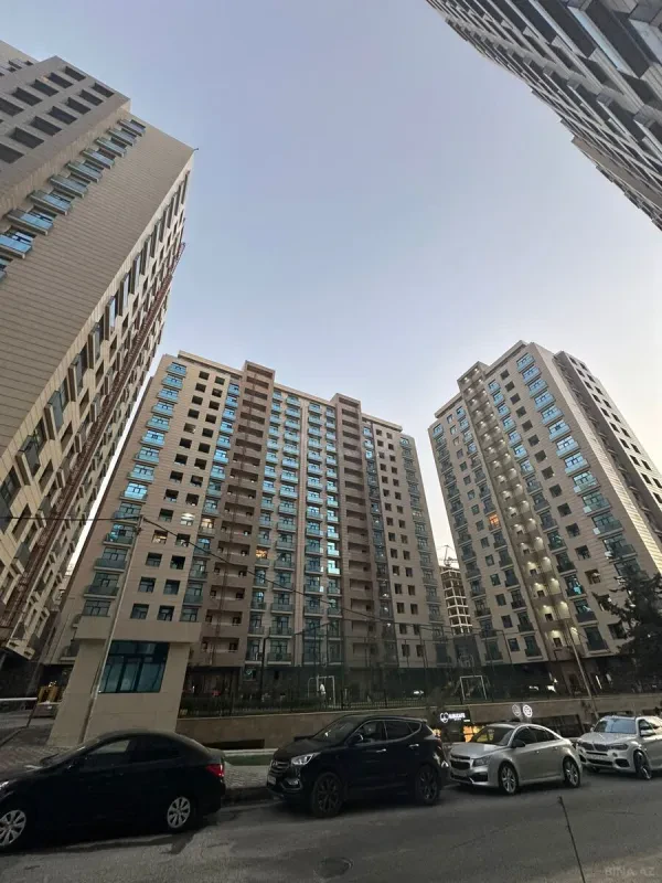 Satılır 4 otaqlı mənzil 196 m²