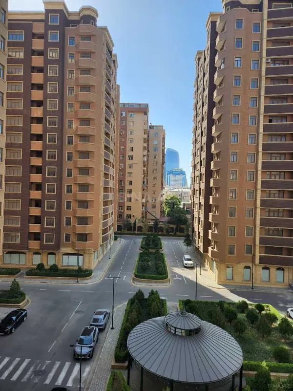 Satılır 3 otaqlı mənzil 152 m²