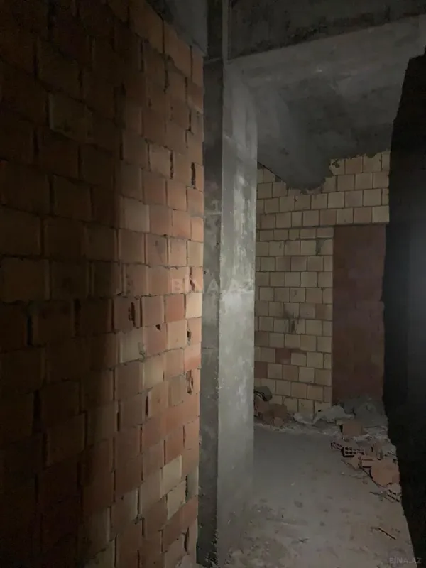 Satılır 4 otaqlı mənzil 183 m²