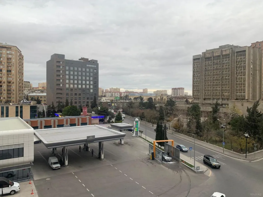 Satılır 4 otaqlı mənzil 183 m²