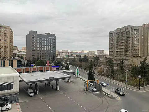 Satılır 4 otaqlı mənzil 183 m²