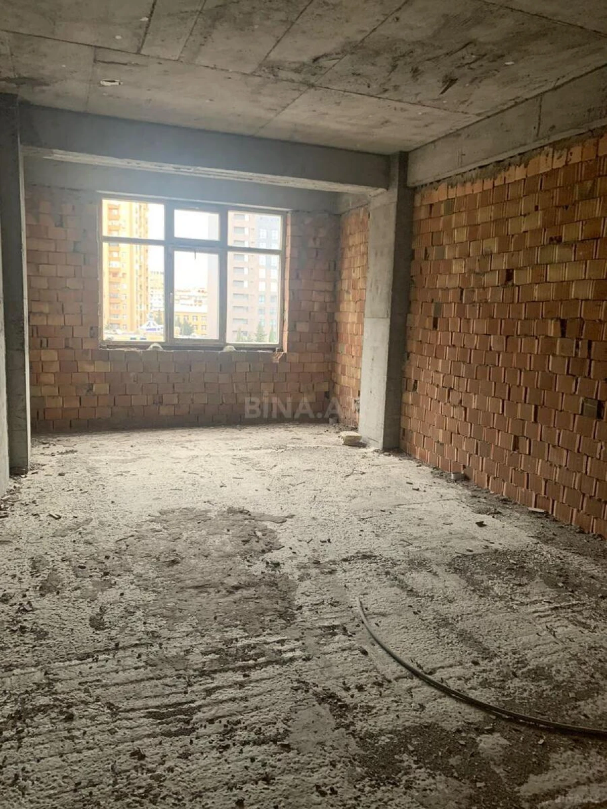 Satılır 4 otaqlı mənzil 183 m²