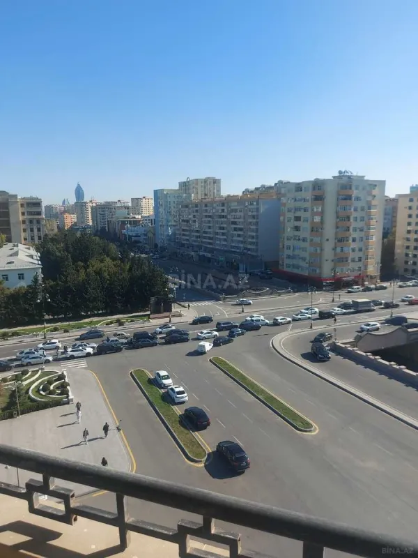 Satılır 4 otaqlı mənzil 175 m²