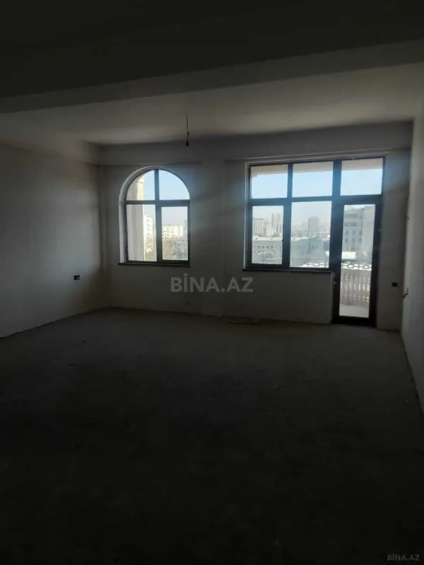 Satılır 4 otaqlı mənzil 175 m²