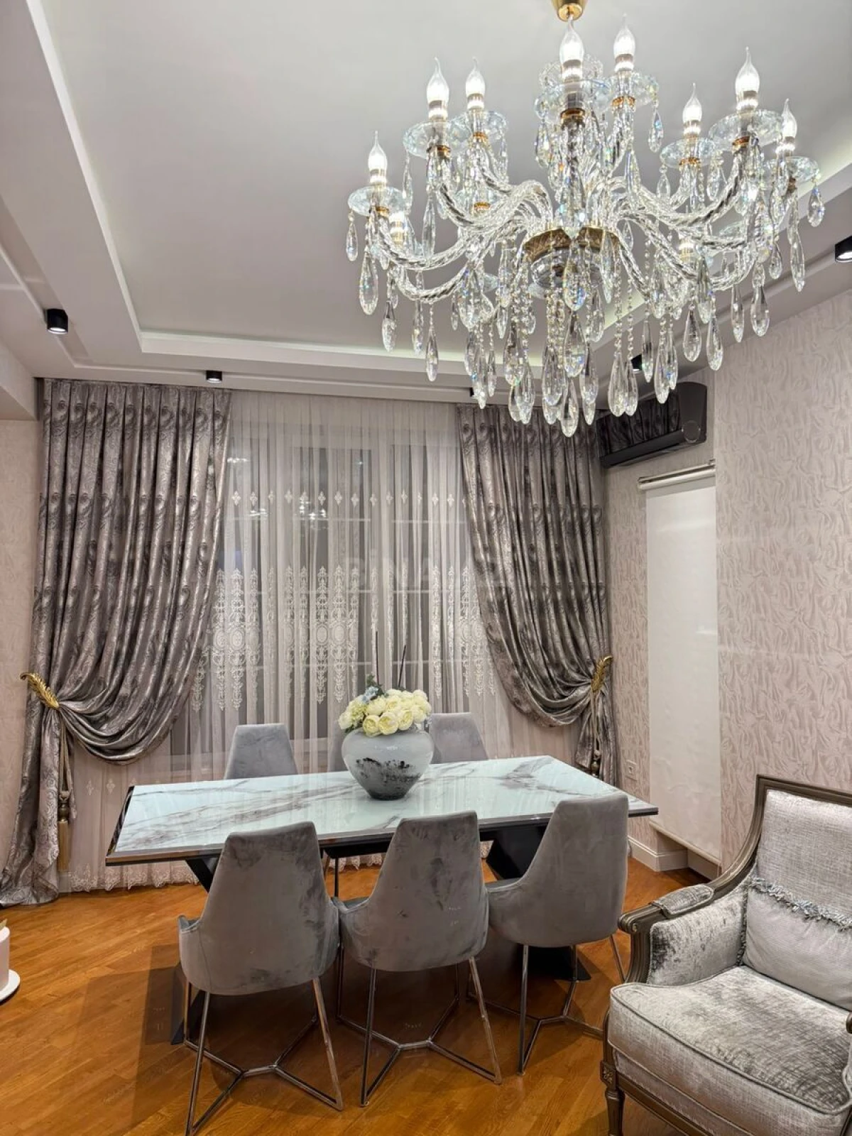 Satılır 3 otaqlı mənzil 135 m²