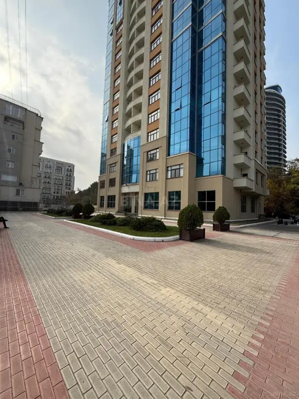 Satılır 4 otaqlı mənzil 210 m²