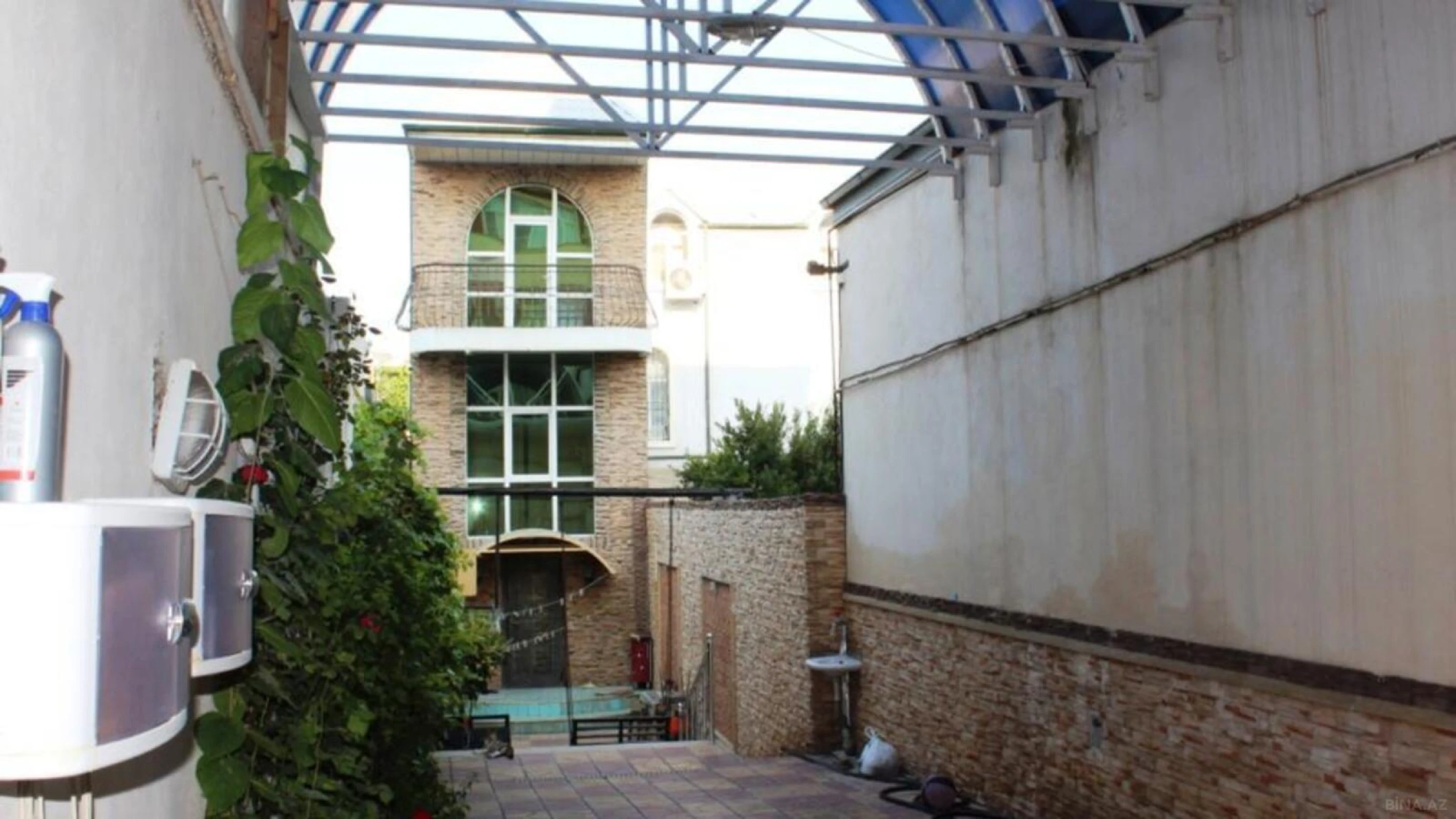 Satılır 7 otaqlı həyət evi 336 m²