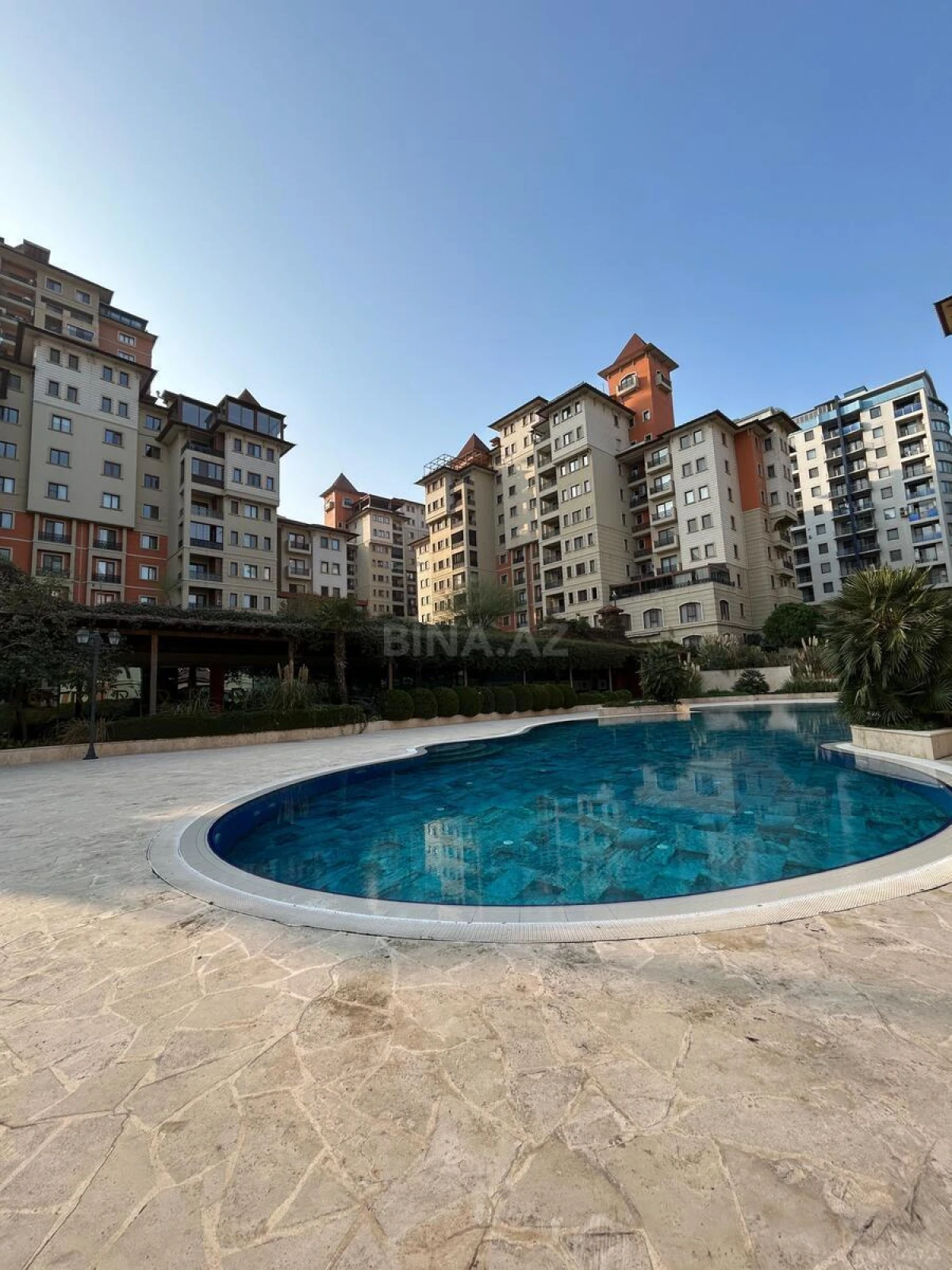 Satılır 6 otaqlı mənzil 540 m²