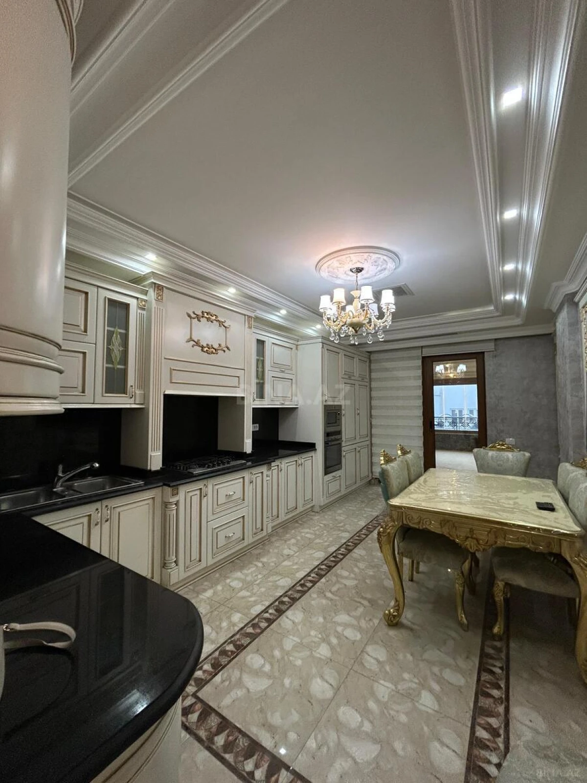 Satılır 6 otaqlı mənzil 540 m²