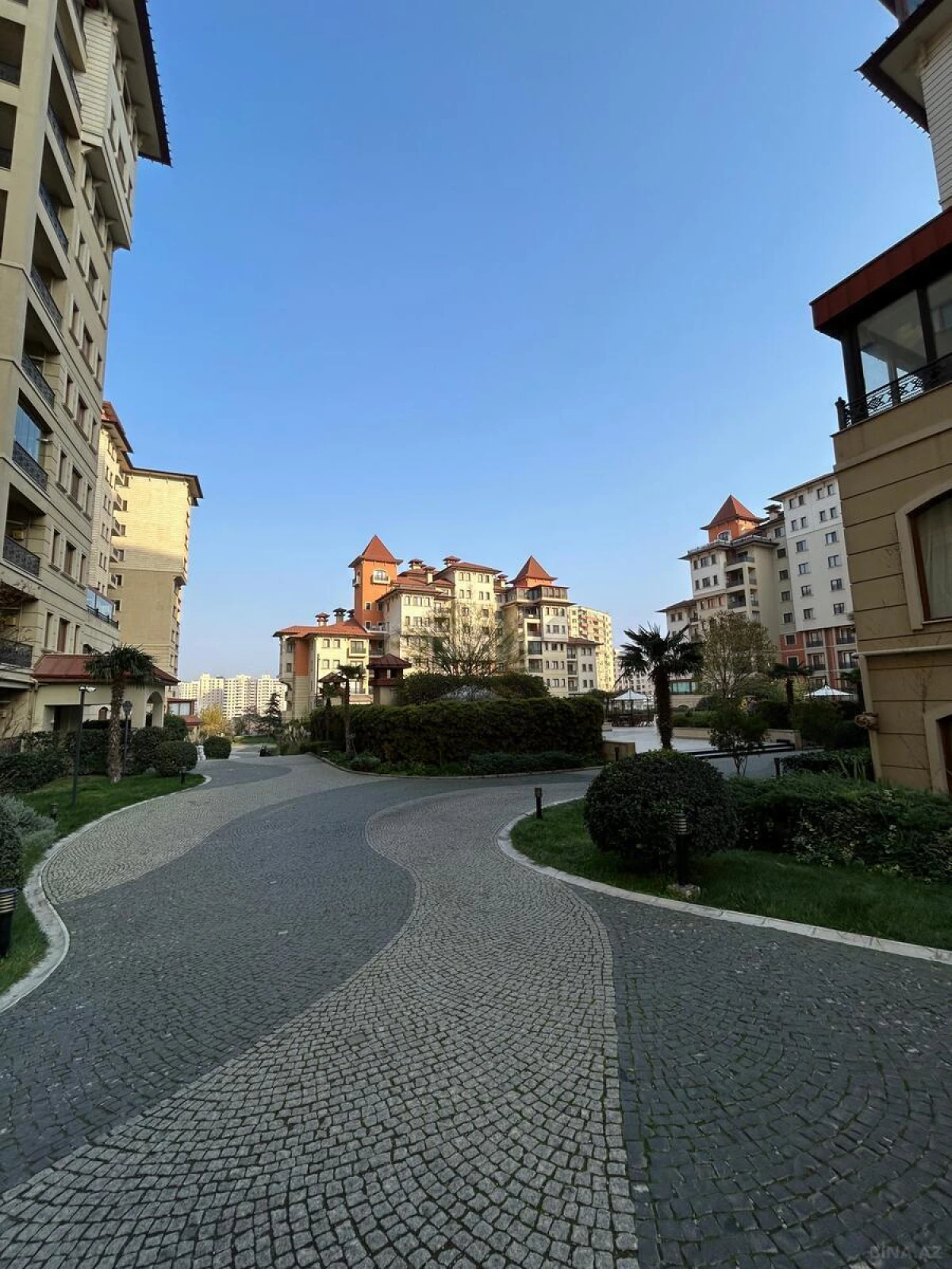 Satılır 6 otaqlı mənzil 540 m²