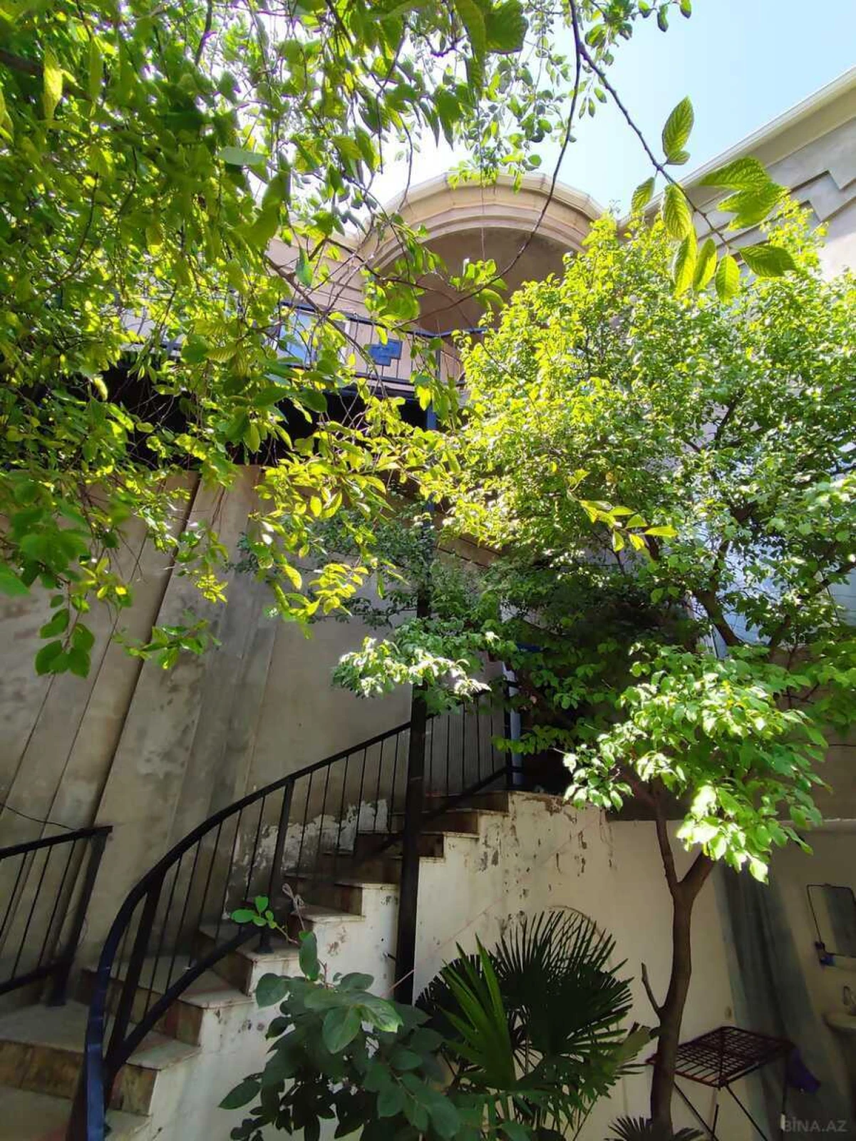 Satılır 11 otaqlı həyət evi 450 m²