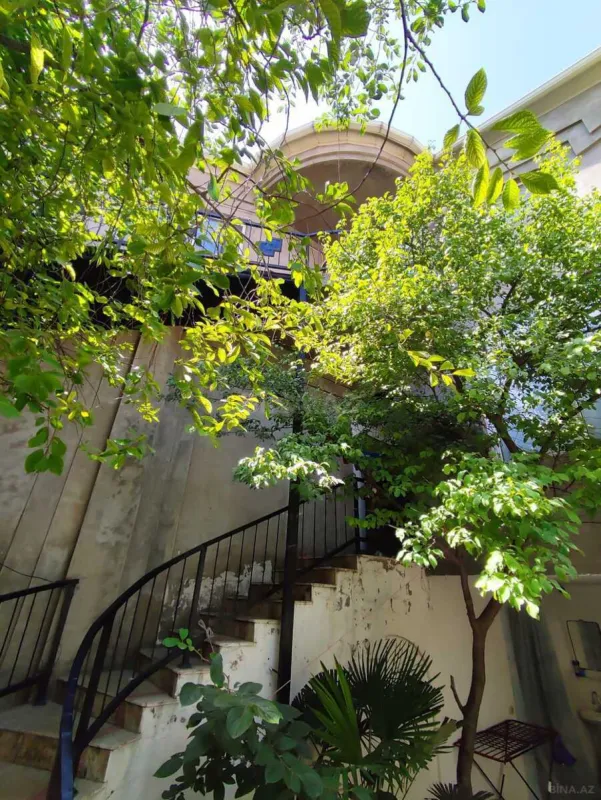 Satılır 11 otaqlı həyət evi 450 m²