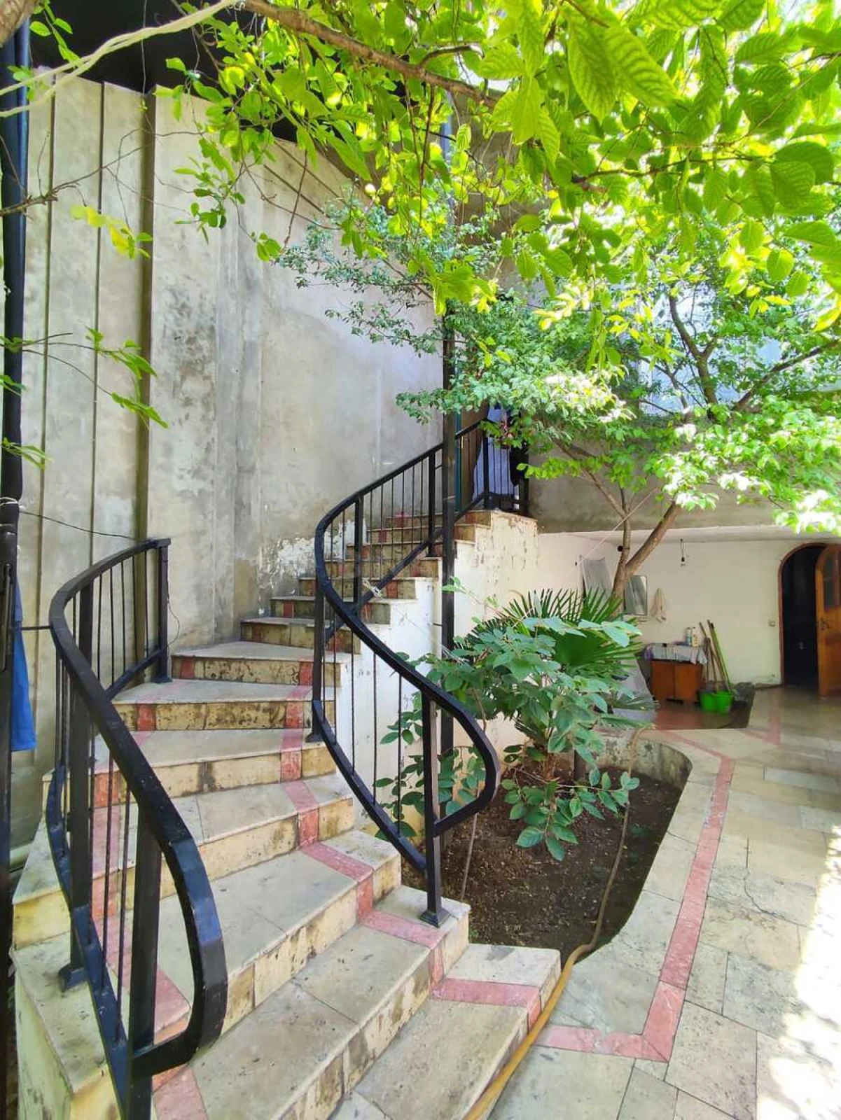 Satılır 11 otaqlı həyət evi 450 m²