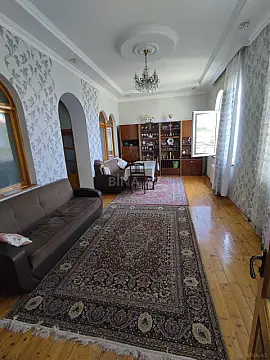 Satılır 11 otaqlı həyət evi 450 m²